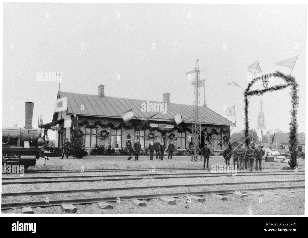 Inauguration à la gare de Borrby en 1894. Notez que la flèche de la tour à l'église Saint Maria en arrière-plan est en construction. Banque D'Images