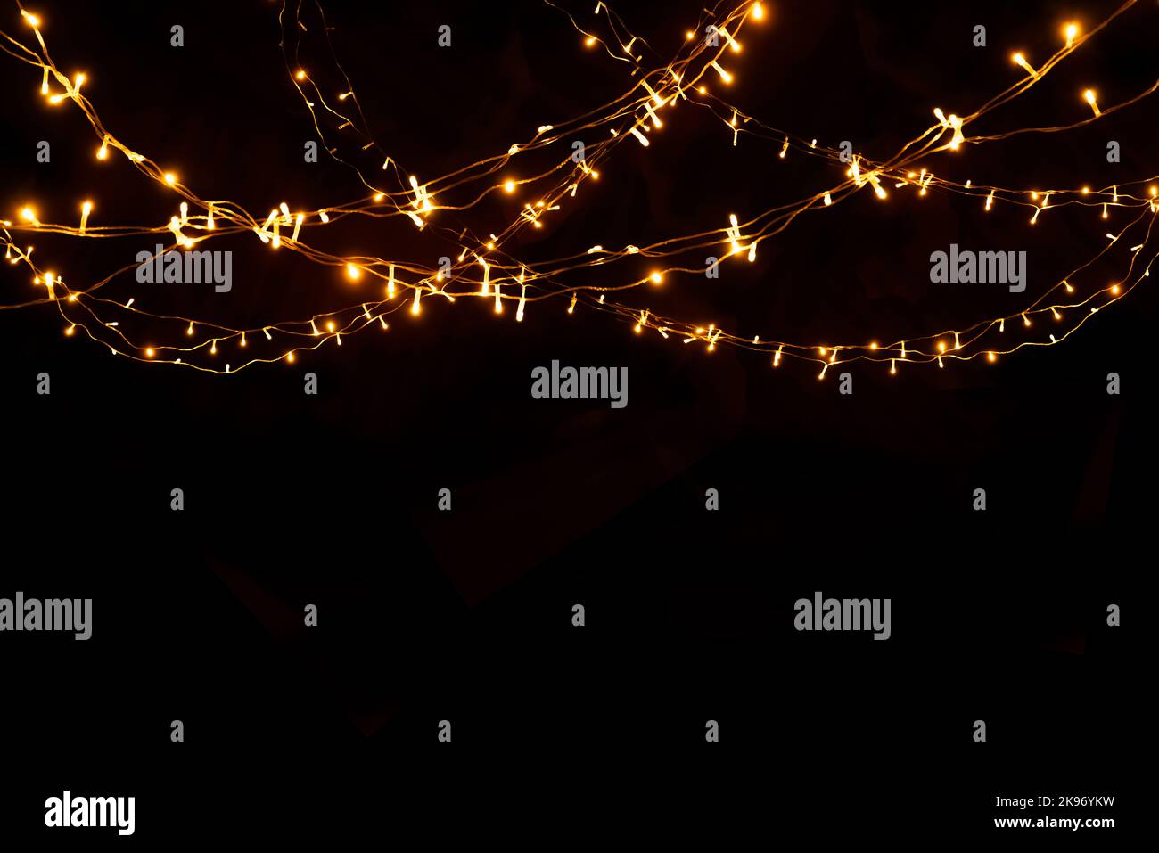 Lumières de Noël abstraites sur fond noir. Guirlande lumineuse à ampoule, Banque D'Images