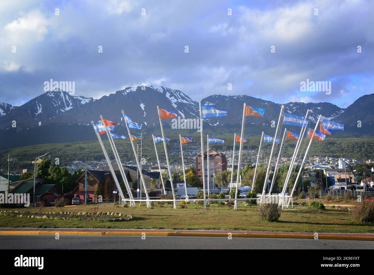Le long coup d'Ushuaia et les drapeaux de l'Argentine et d'Ushuaia arrangés dans un cercle, avec des sommets enneigés de la montagne Olivia en arrière-plan Banque D'Images