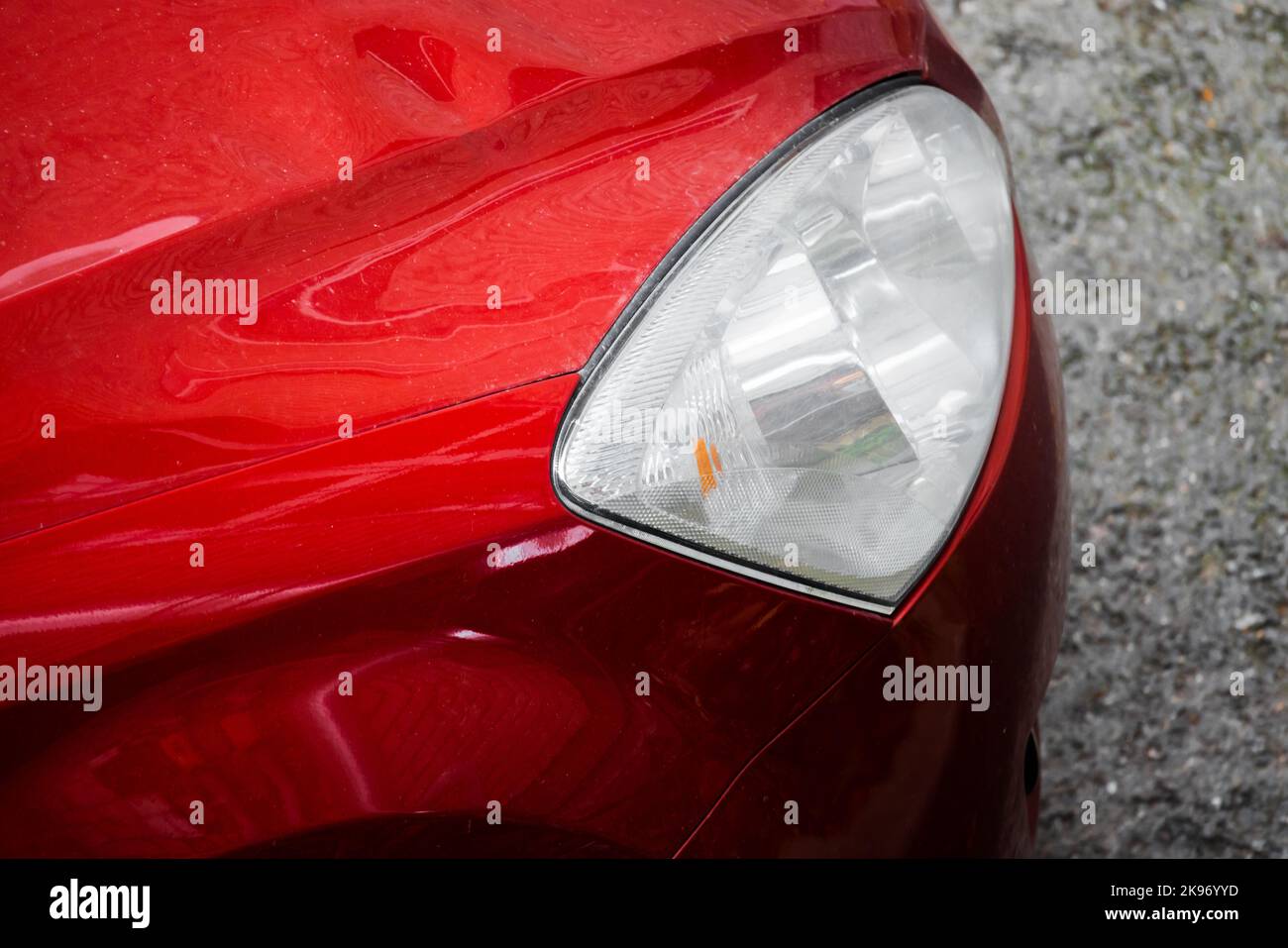 Phare de voiture rouge brillant, photo de gros plan Banque D'Images