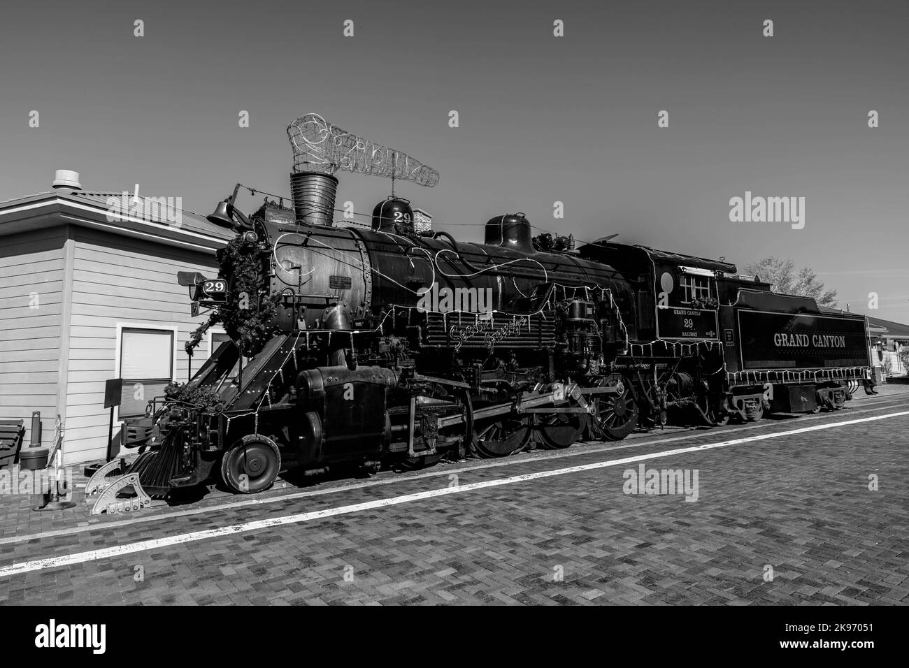 Une photo en échelle de gris d'un train classique sur un chemin de fer du Grand Canyon Banque D'Images