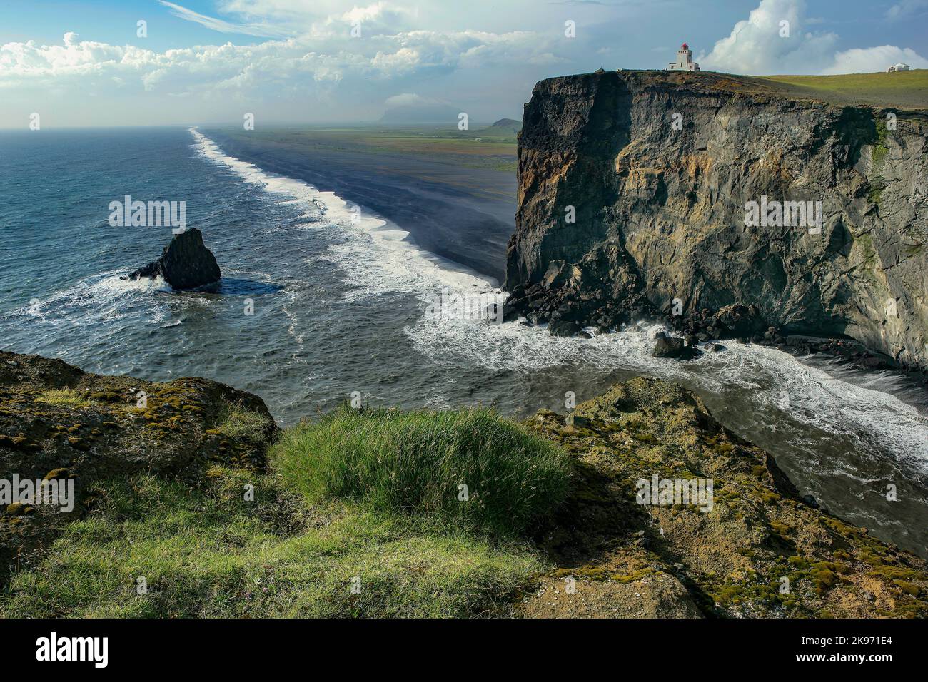 Surf sans repos, falaises de la mer basaltique, Dyrholaey, Islande Banque D'Images