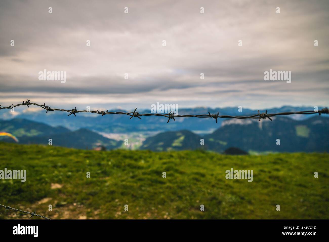 Un gros plan de barbelés avec une montagne en arrière-plan Banque D'Images