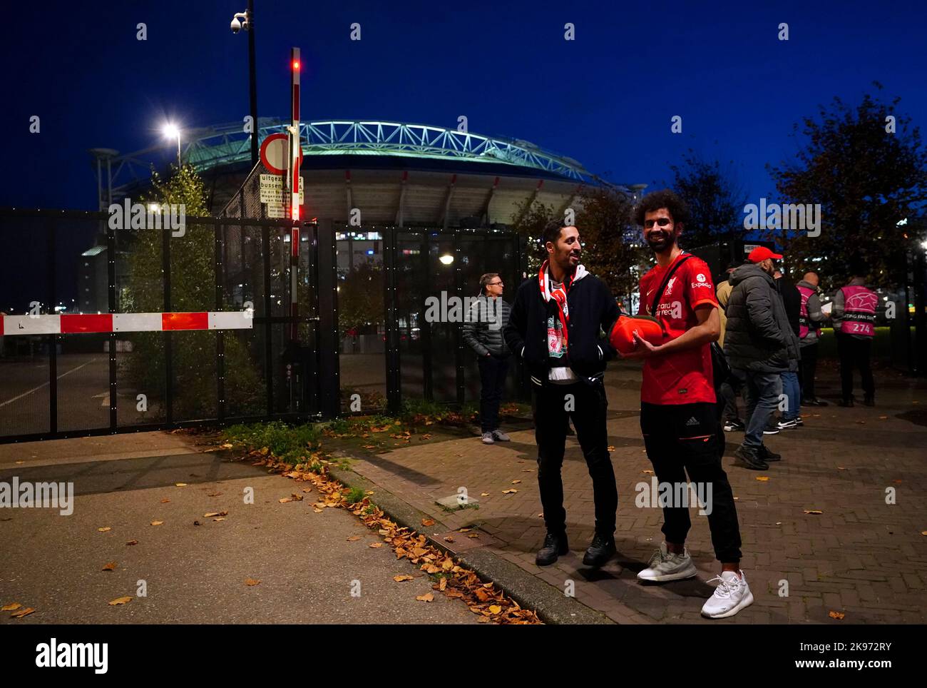 Les fans de Liverpool arrivent devant le groupe de la Ligue des