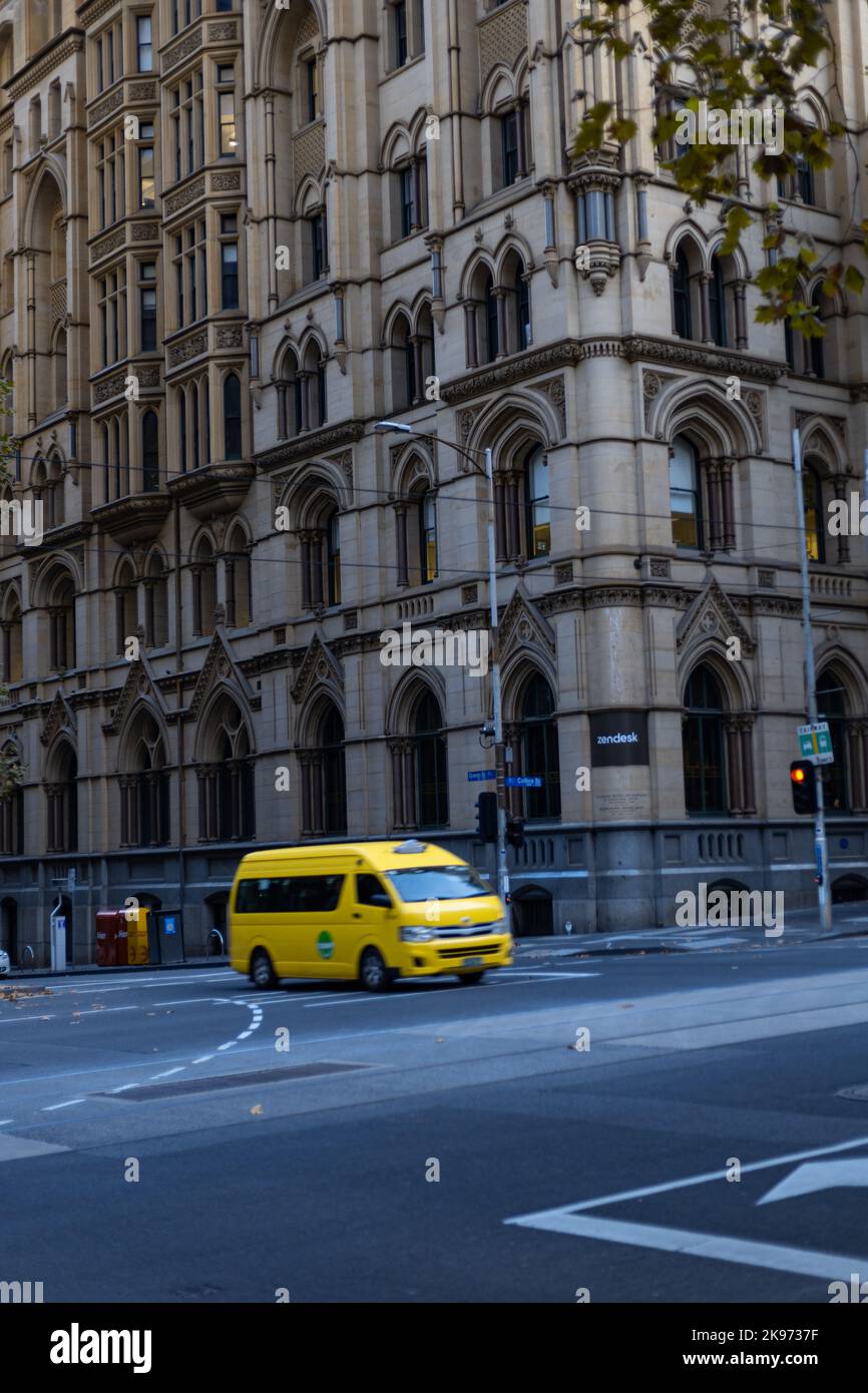 Une photo verticale d'un taxi jaune à Melbourne Banque D'Images