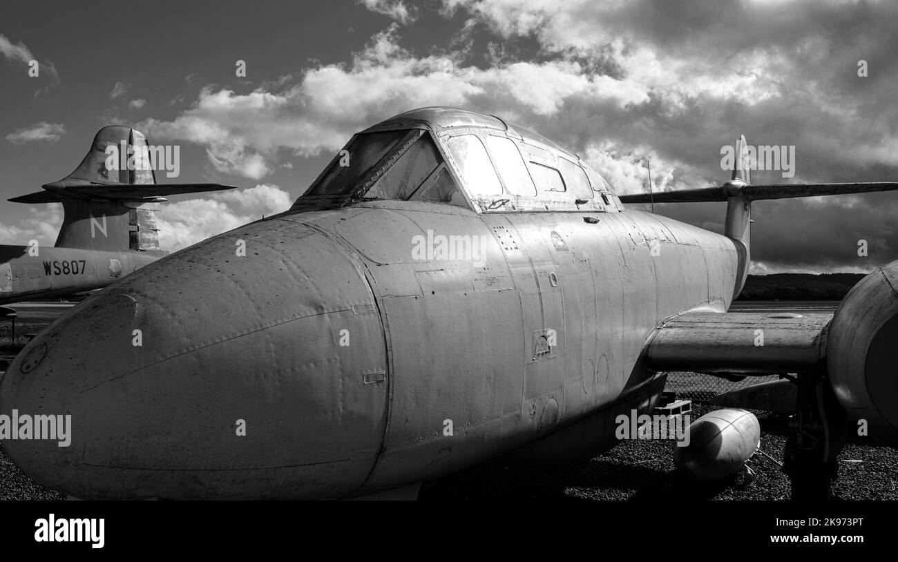 Un Gloster Meteor, qui fait partie de l'exposition extérieure de l'avion au Jet Age Museum, Staverton, Gloucestershire Banque D'Images