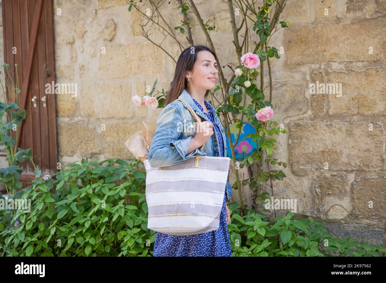 Jolie femme qui marche dans les rues d'une vieille ville Banque D'Images