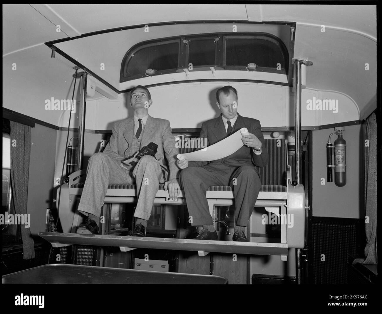 Deux hommes dans une voiture de mesure. Banque D'Images