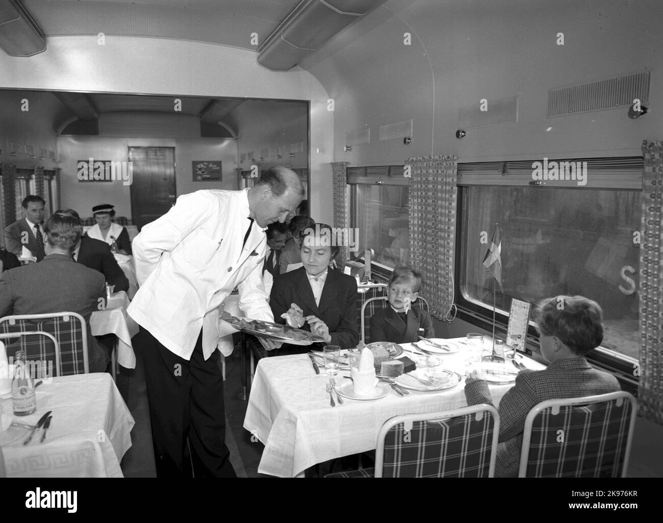 State chemins de fer, SJ R03 Restaurant wagon avec des extras et des serveurs au travail. Banque D'Images