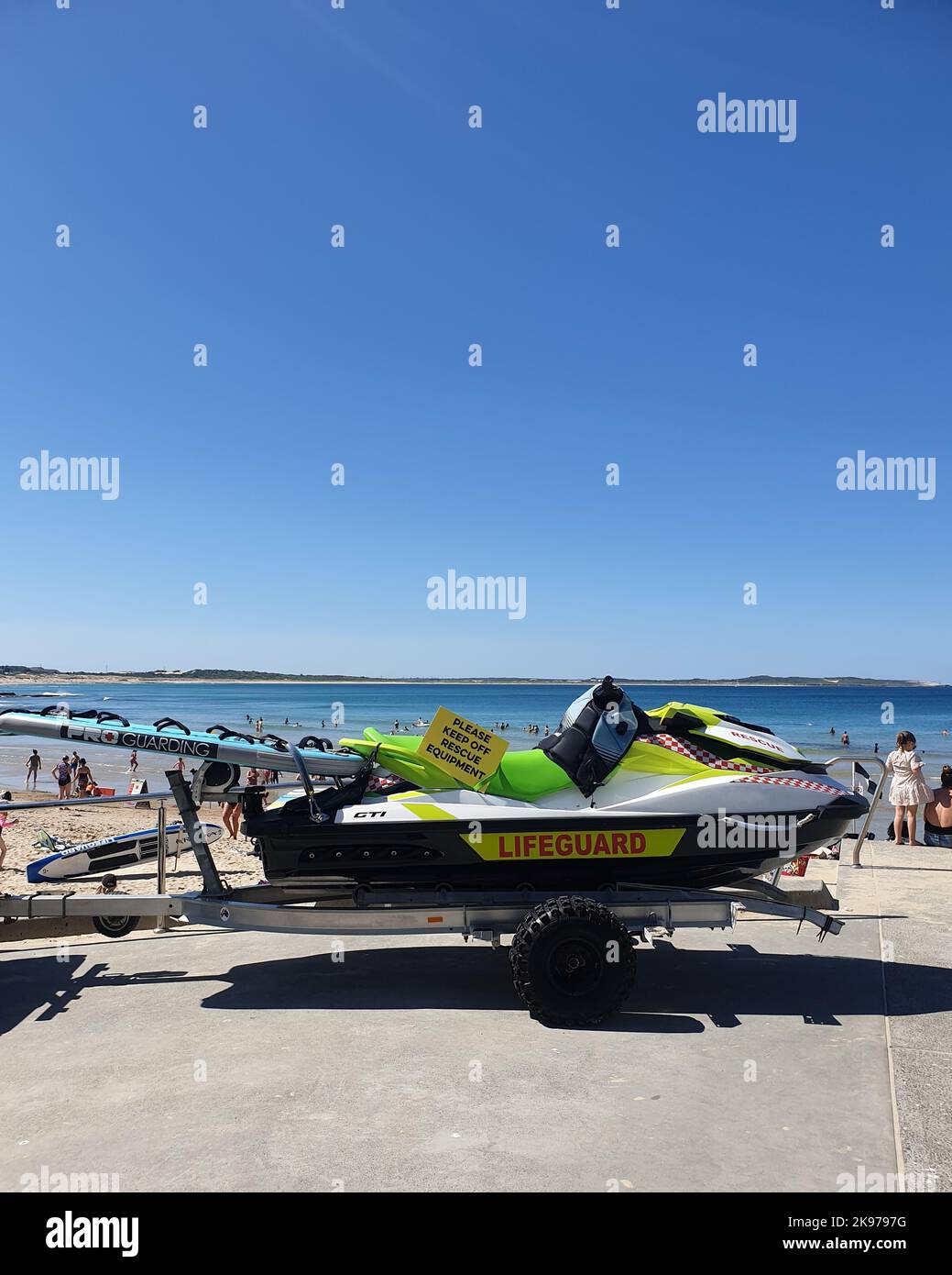 Un jet ski de sauveteurs pour sauvetage de surf à la plage Banque D'Images