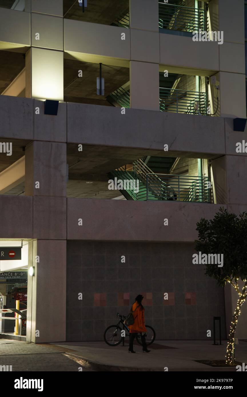 Une photo verticale d'une femme passant devant un garage de Glendale Banque D'Images