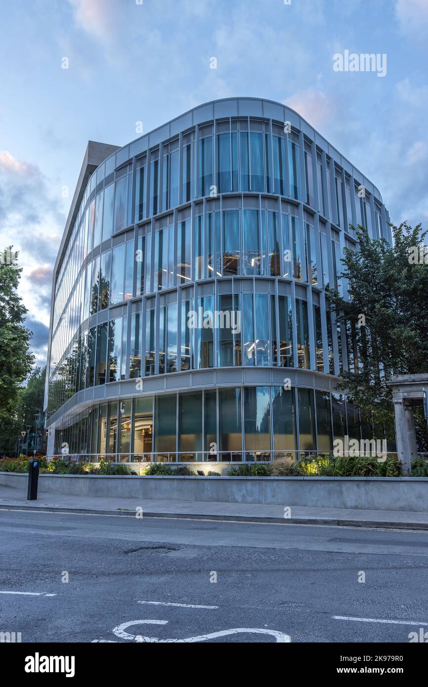 Dublin, Irlande - 7 juillet 2022 « les rues de Dublin au coucher du soleil, centre de développement Amazon » Banque D'Images