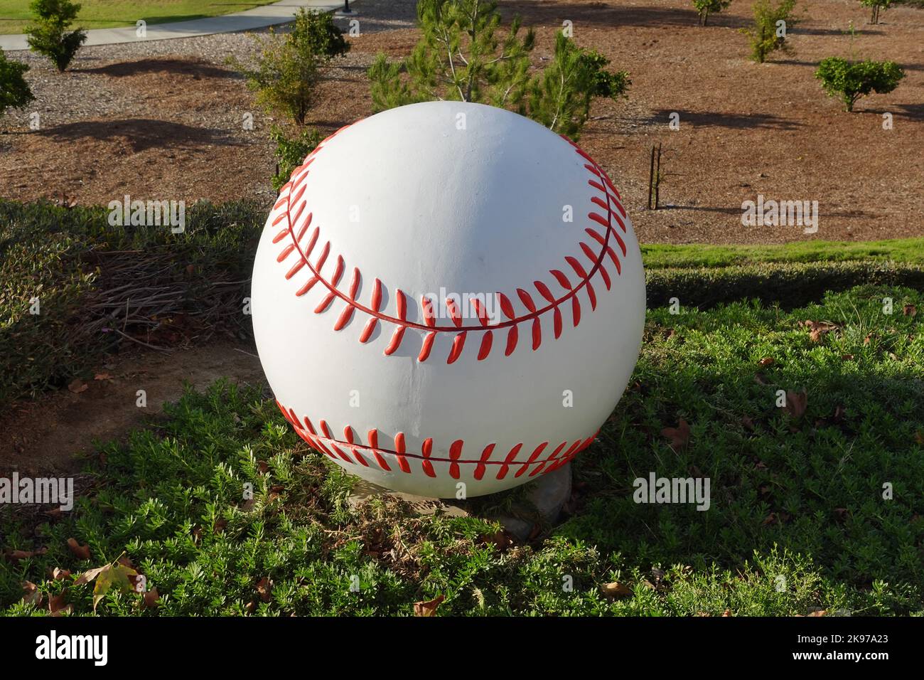 Un terrain de baseball en béton pour l'aménagement paysager d'un parc sportif public. Banque D'Images