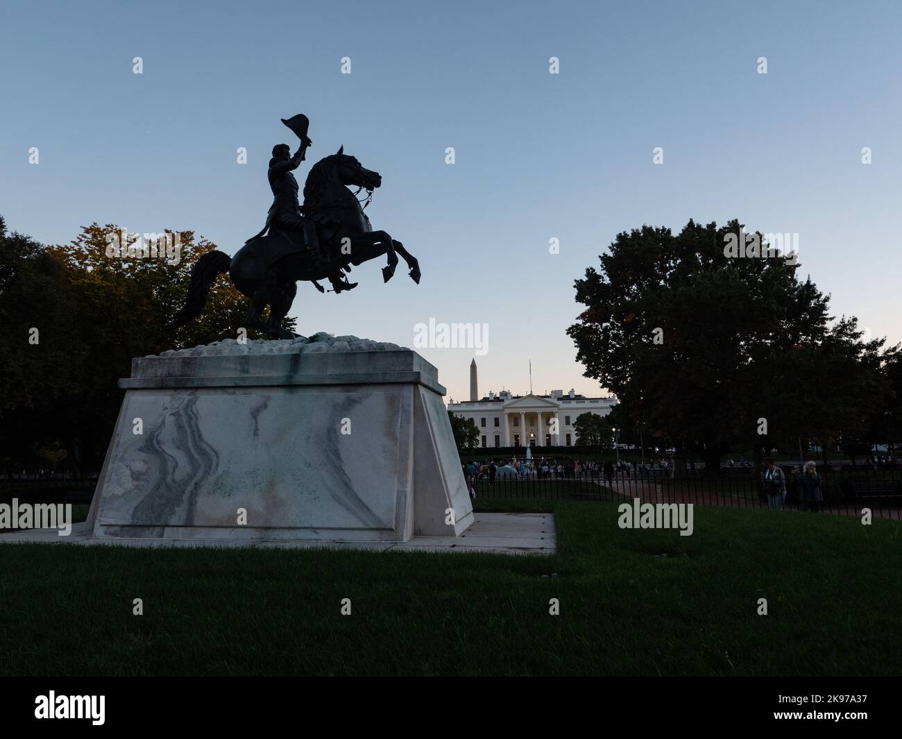 Une statue en bronze d'Andrew Jackson à Lafayette Square surplombant la pelouse nord de la Maison Blanche à Washington, DC. Photo de Francis Specker Banque D'Images