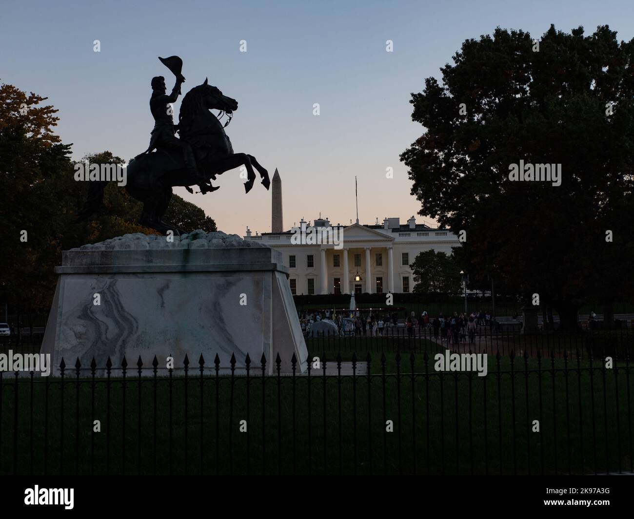 Une statue en bronze d'Andrew Jackson à Lafayette Square surplombant la pelouse nord de la Maison Blanche à Washington, DC. Photo de Francis Specker Banque D'Images