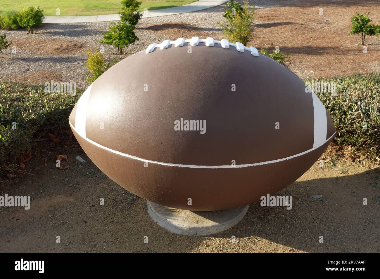 Un football en béton pour l'aménagement paysager d'un parc sportif public. Banque D'Images