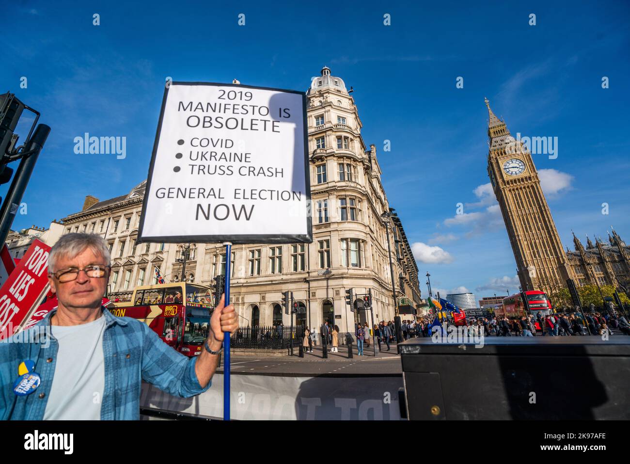 Londres, Royaume-Uni. 26 octobre 2022 .Un manifestant pro Remain tient un écriteau à l'extérieur du Parlement rappelant que le manifeste du parti conservateur de 2019 est obsolète et appelant à des élections générales comme le Premier ministre Rishi Sunak a dû faire face aux questions de son premier Premier ministre au Parlement. Credit: amer ghazzal / Alamy Live News Banque D'Images