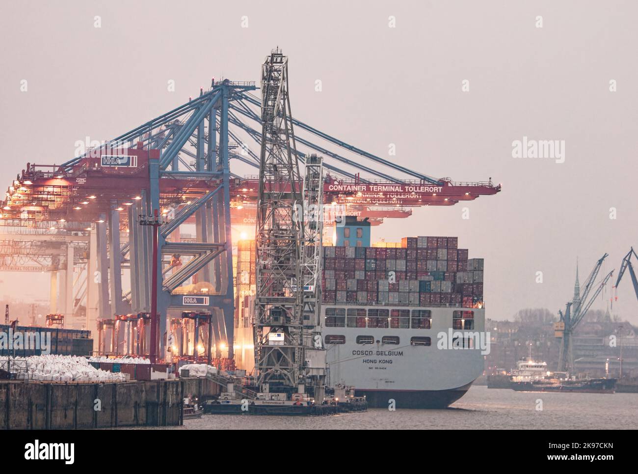 Hambourg, Allemagne - 23 février 2014: Cosco Container Ship dans le port de Hambourg à Container Termninal Tollerort. Banque D'Images