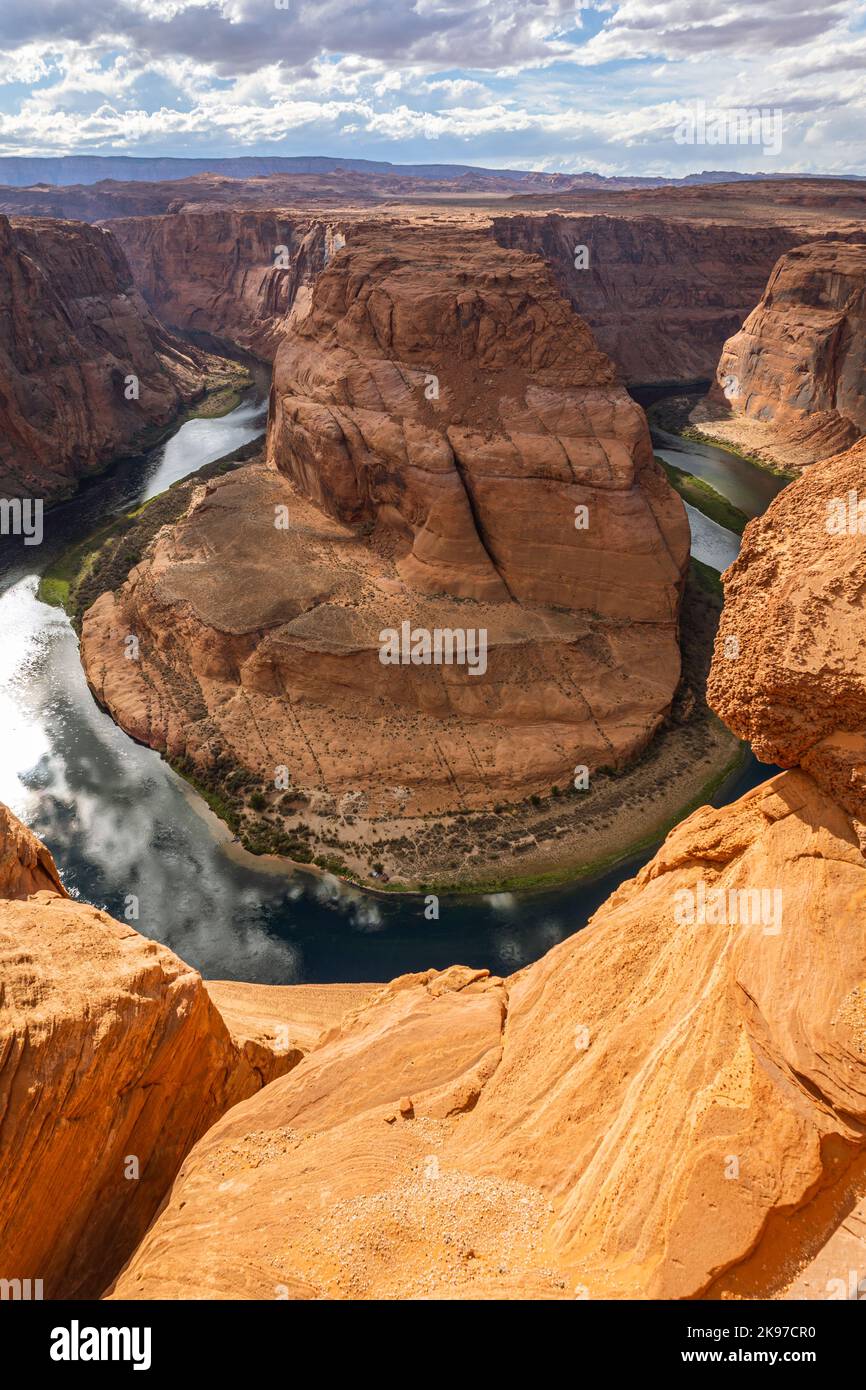 Le célèbre virage à chaussures à cheval à Glen Canyon, avec le fleuve Colorado au fond entouré de rochers orange-rouge abrupts, Arizona Banque D'Images