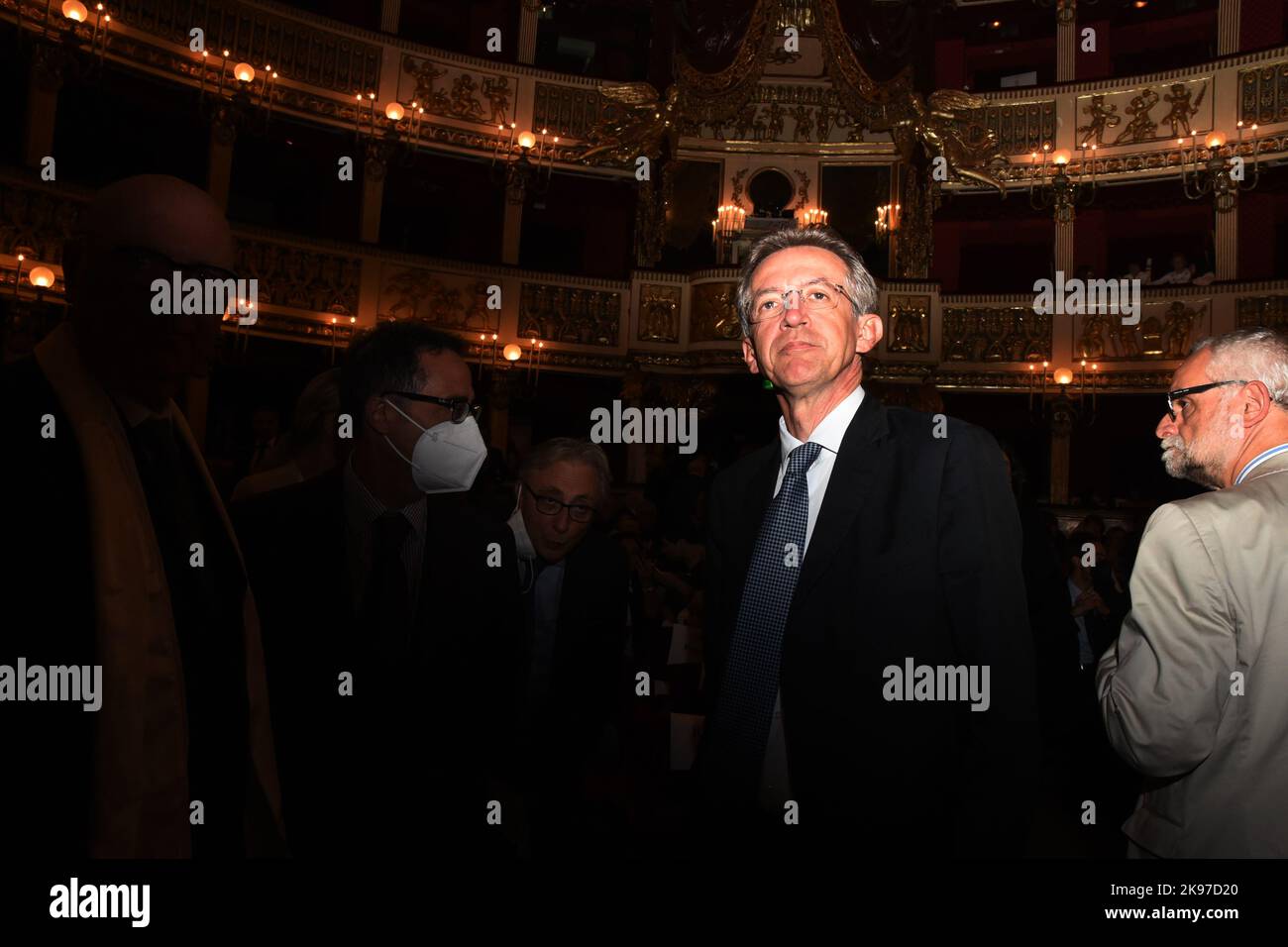 Le maire de Naples Gaetano Manfredi, ancien ministre de l'Université et de la recherche, au théâtre San Carlo de Naples avant le début du concert. Banque D'Images
