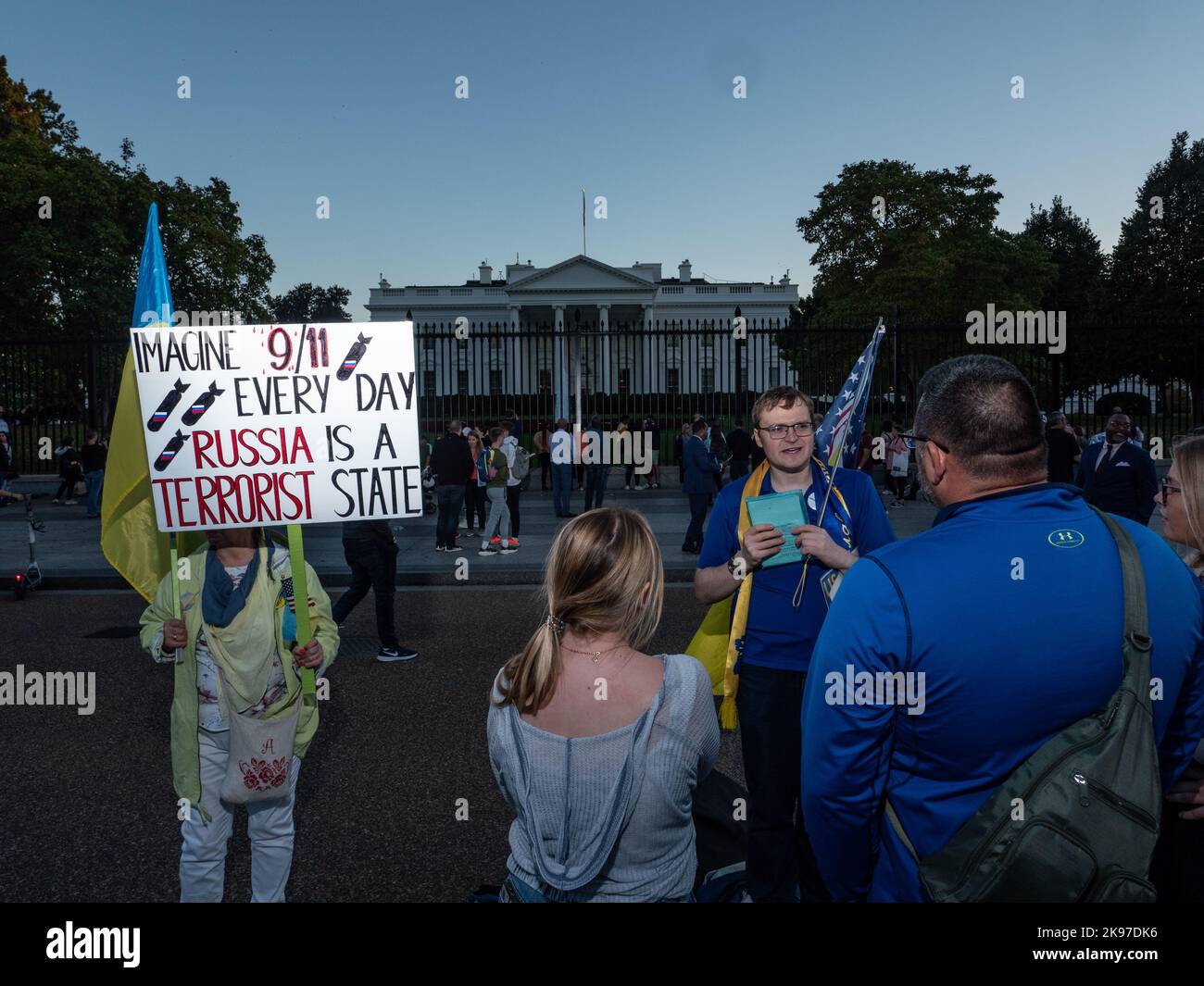Une Ukraine protestant contre l'invasion russe devant la Maison Blanche à Washington, DC. Photo de Francis Specker Banque D'Images
