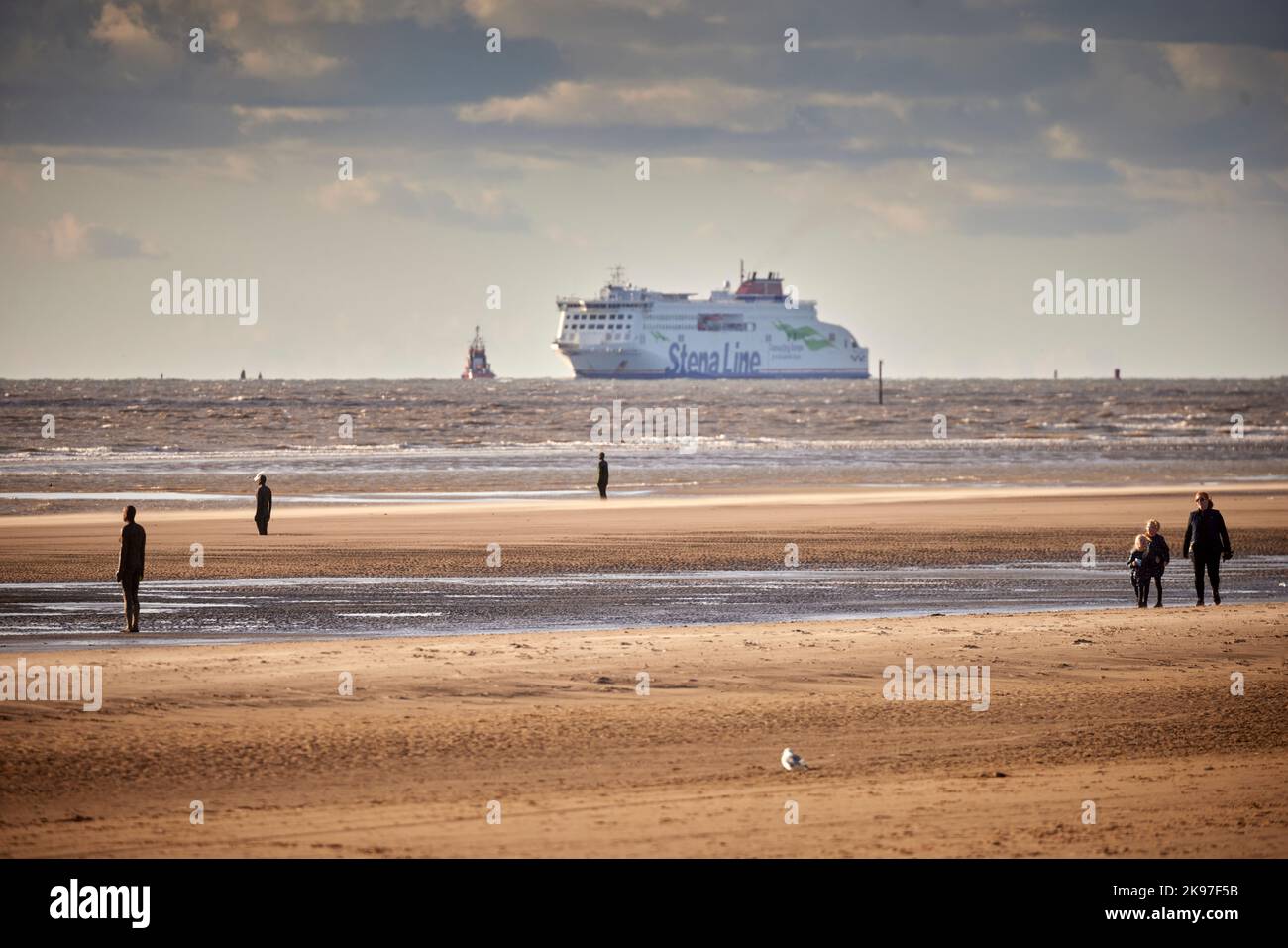 Crosby Beach Stena Embla Stena Line ligne suédoise de transport maritime compagnie de route de Belfast à Liverpool Banque D'Images