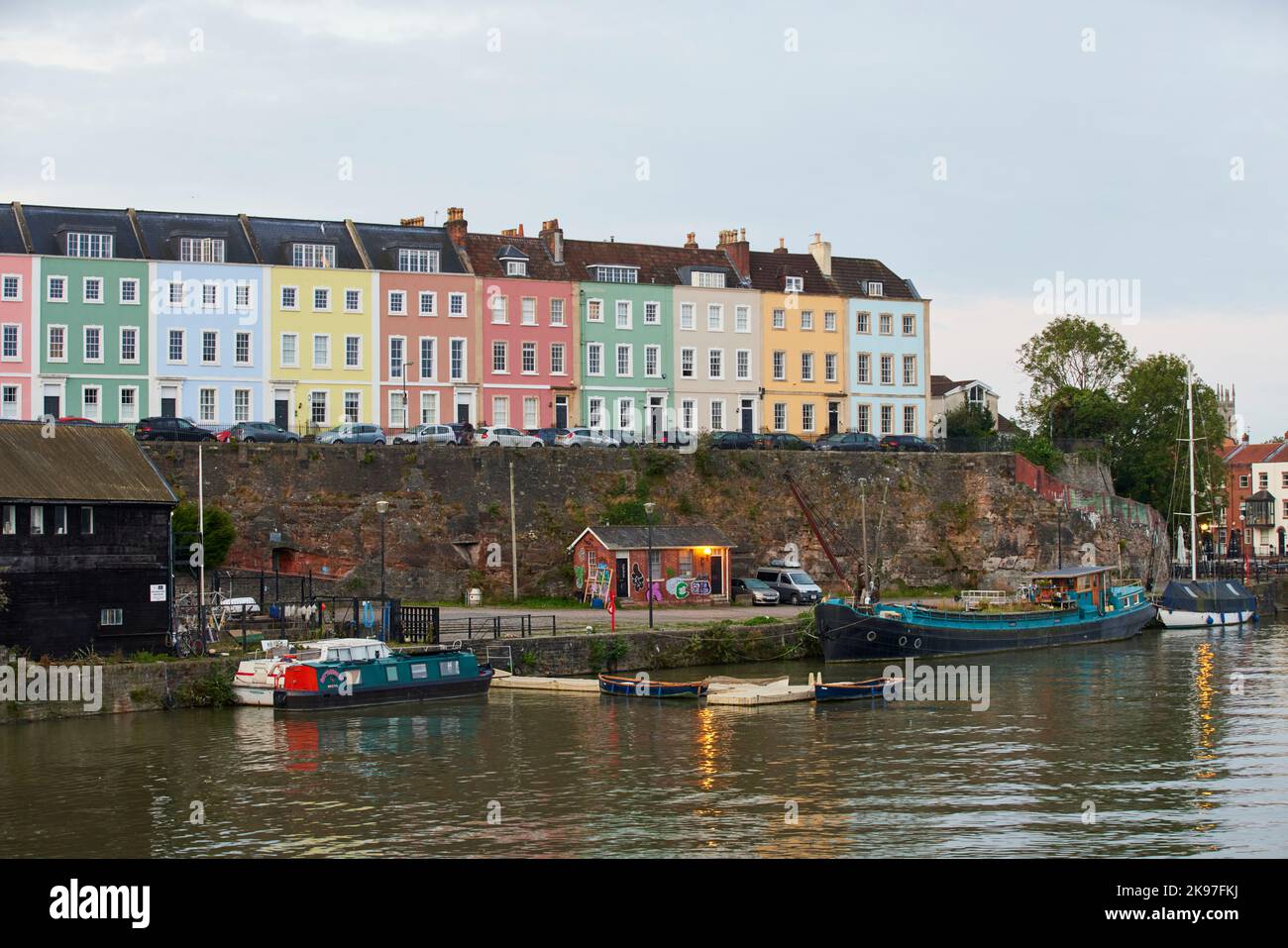 Centre-ville de Bristol, maisons aux couleurs vives sur Redcliffe Parade et East Mud Dock dans le port flottant Banque D'Images