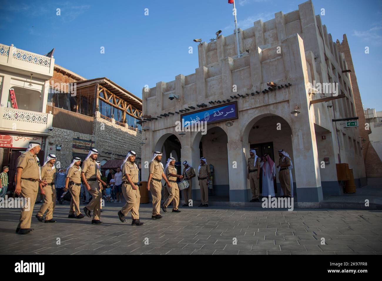 Doha, Qatar-16 décembre,2019: Alignez la police devant le poste de police du marché Souk Waqif. Banque D'Images Doha, Qatar-16 décembre,2019: Alignez la police devant le poste de police du marché Souk Waqif. Banque D'Images