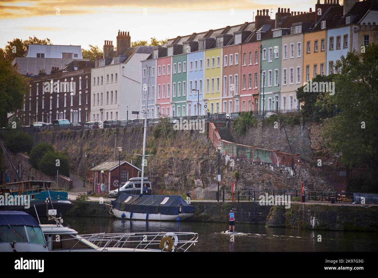 Centre-ville de Bristol, maisons aux couleurs vives sur Redcliffe Parade et East Mud Dock dans le port flottant Banque D'Images