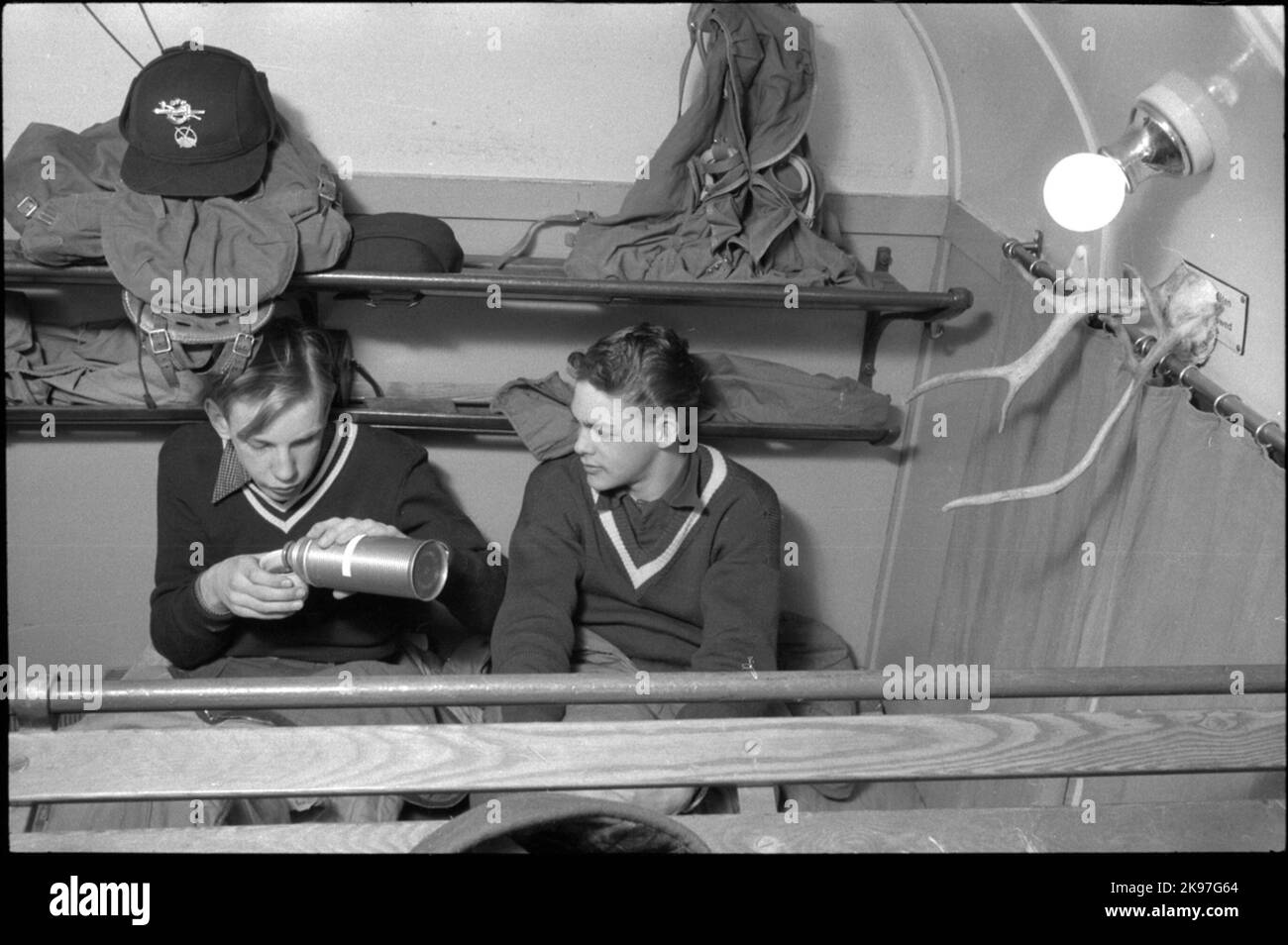 Voyager dans la voiture en sommeil. Planche couchée. Banque D'Images