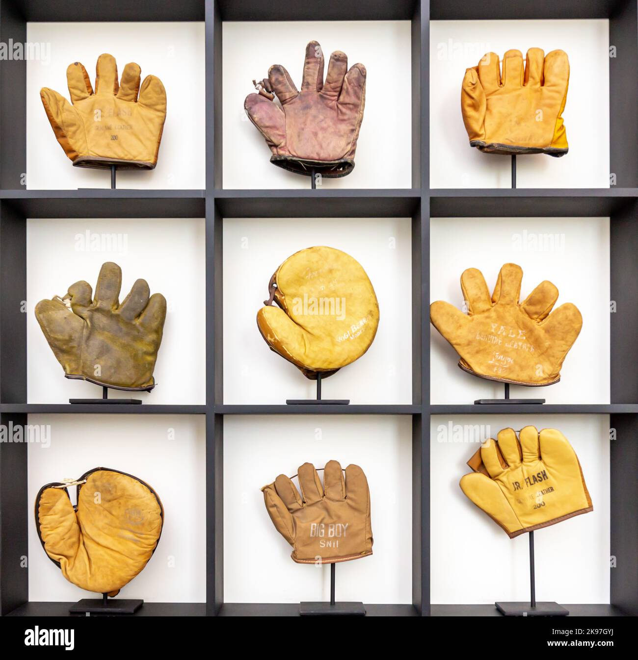 un assortiment de gants de baseball pour enfants dans une grille Banque D'Images