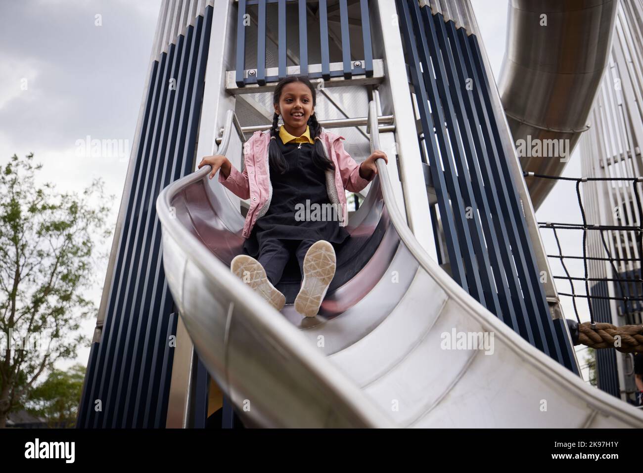 Mayfield Park Manchester, enfant jouant sur le toboggan Banque D'Images