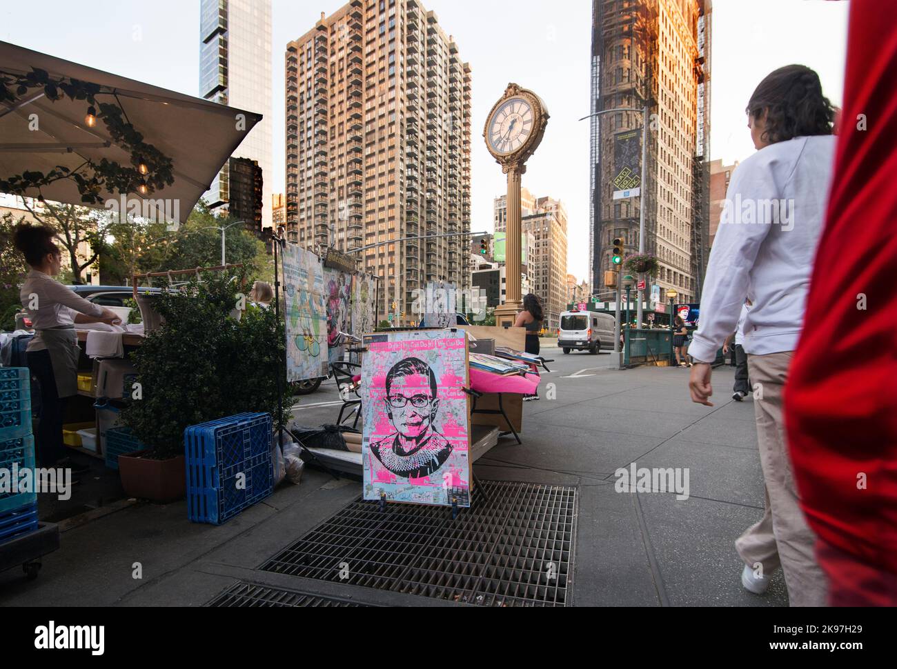 Portrait de Ruth Bader Ginsburg, juge à la Cour suprême des États-Unis, et des imprimés d'art à vendre sur le trottoir de 5th Avenue près du Flatiron Building dans Lower Manhattan, New York City, États-Unis. 2022. Banque D'Images