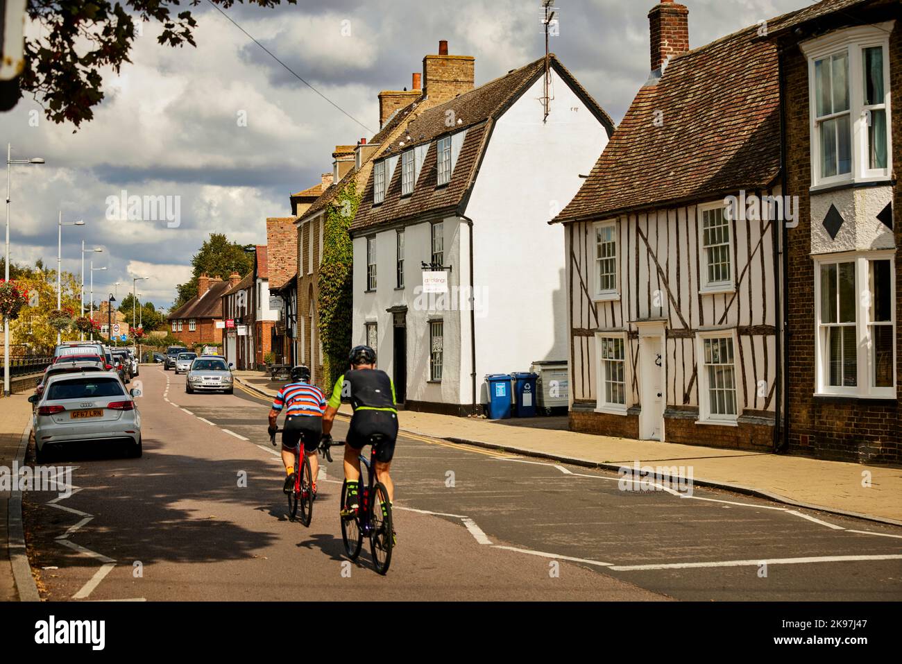 Godmanchester, Huntingdonshire, Cambridgeshire, Angleterre. Cyclistes le long de la chaussée Banque D'Images