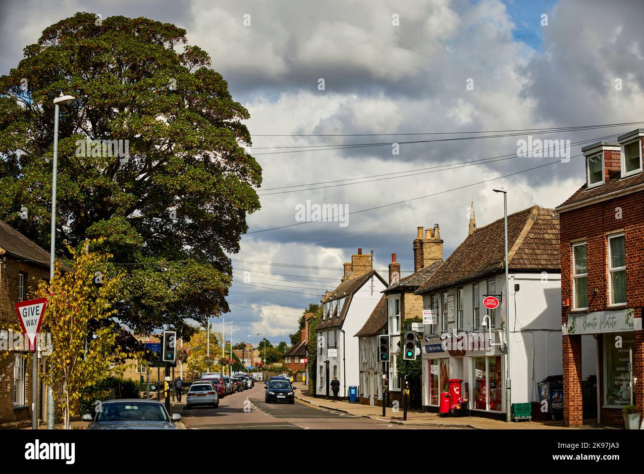 Godmanchester, Huntingdonshire, Cambridgeshire, Angleterre. Boutiques du village le long de la chaussée Banque D'Images
