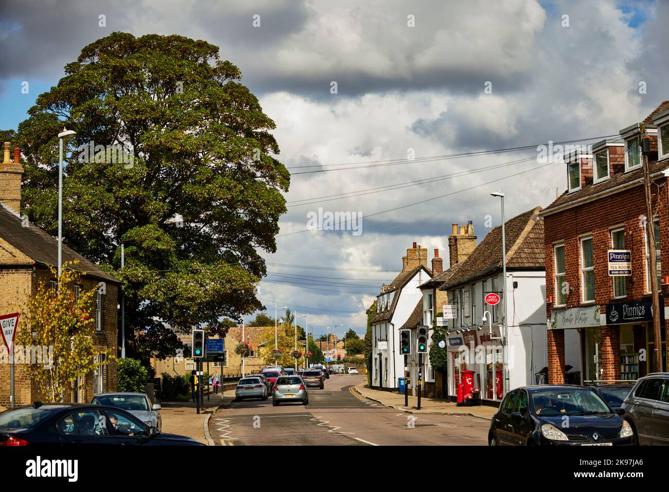 Godmanchester, Huntingdonshire, Cambridgeshire, Angleterre. Boutiques du village le long de la chaussée Banque D'Images