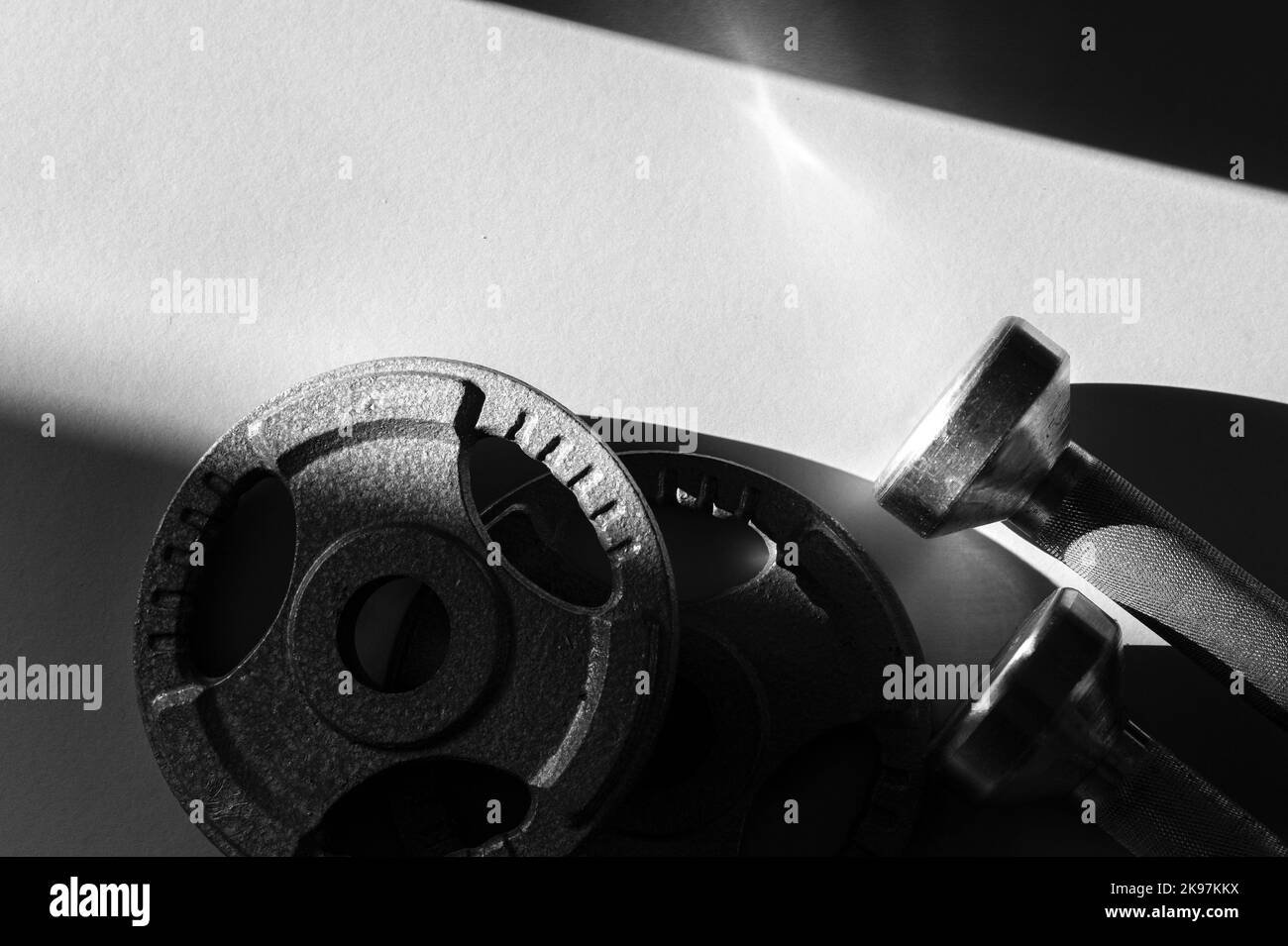 Gros plan sur les haltères grises. Appareils de sport et de fitness. Affiche sport horizontale, cartes de vœux, en-têtes, site Web. Banque D'Images