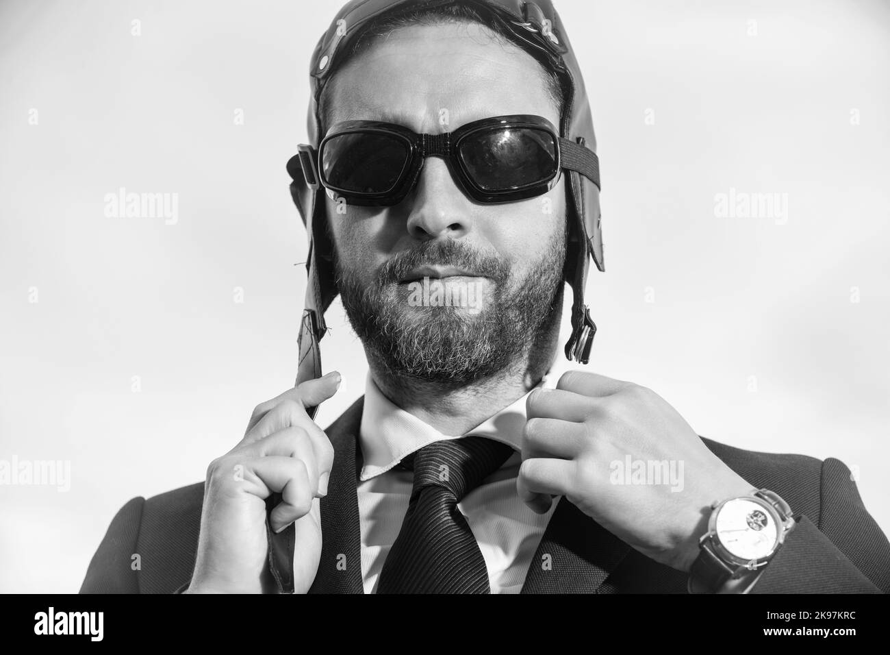 homme d'affaires en costume et chapeau de pilote prêt Banque D'Images