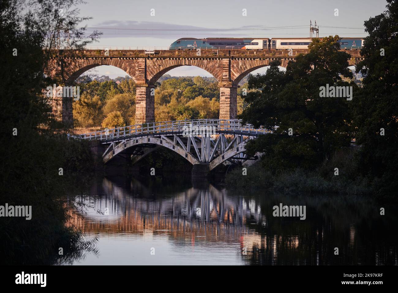 Catégorie II* inscrite Dutton Viaduct West Coast main Line River Weaver et The Weaver navigation Dutton, Cheshire, Angleterre, Banque D'Images