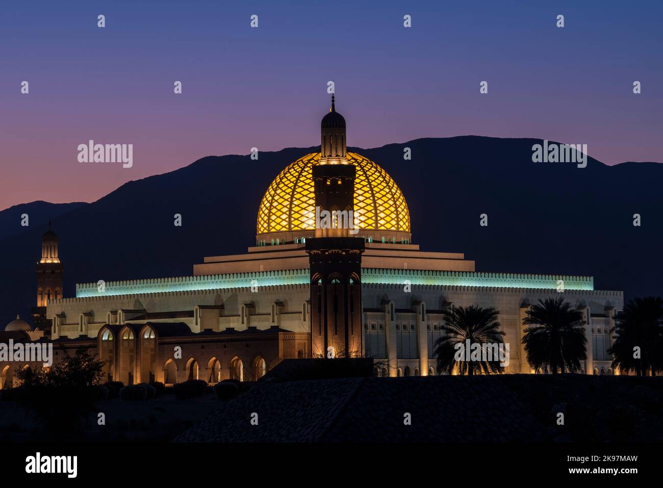 Muscat , Oman-septembre, 16,2022 : la grande mosquée du Sultan Qaboos est la plus grande mosquée d'Oman, située dans la capitale de Muscat. Banque D'Images Muscat , Oman-septembre, 16,2022 : la grande mosquée du Sultan Qaboos est la plus grande mosquée d'Oman, située dans la capitale de Muscat. Banque D'Images