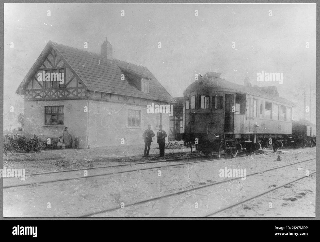 Kävlinge - Barsebäcks Railway, KJBJ, la gare de Barsebäckshamn a ouvert ses portes en 1907. Ensuite, des maisons de station polies d'un étage et demi et un roulement mécanique avec sauce de contrôle ont été construits. Le chemin de fer et la gare ont été nationalisés en 1927. La station a fermé ses portes en 1954. Le véhicule semble être un chariot à moteur fabriqué par deva. Banque D'Images