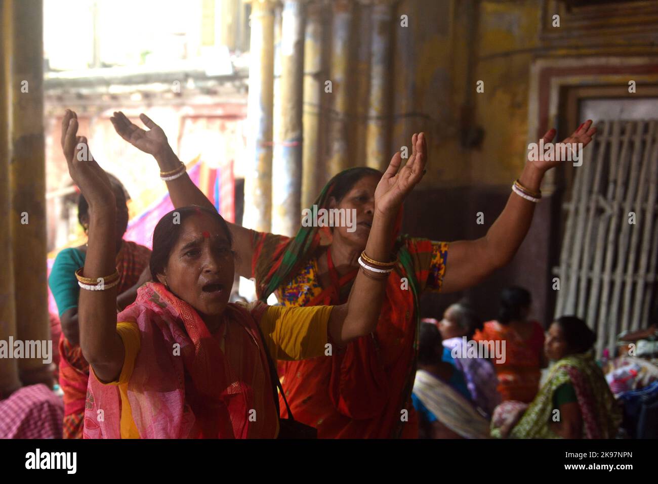 Kolkata, Inde. 26th octobre 2022. 26 octobre 2022, Kolkata, Inde: Des dévotés hindous se sont rassemblés dans le temple du Jiu de Madan Mohan pour offrir la prière et aussi pour recueillir le riz comme offrandes qui sont distribuées par l'autorité du temple à l'occasion du festival 'Annakut' ou 'Govardhan Puja'. On 26 octobre 2022 à Kolkata, Inde. (Photo de Sukhomoy Sen/ Eyepix Group/Sipa USA) crédit: SIPA USA/Alay Live News Banque D'Images