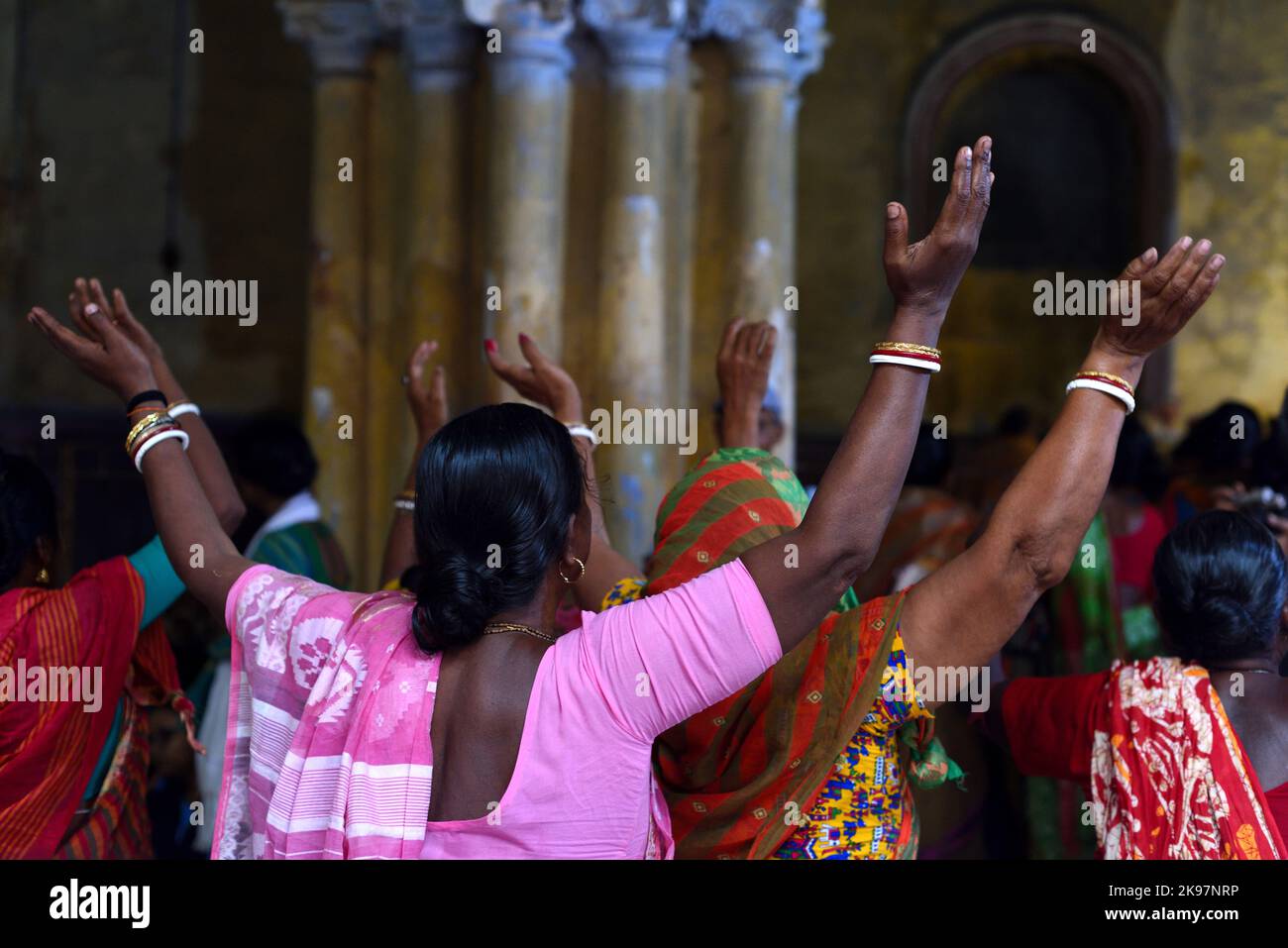 Kolkata, Inde. 26th octobre 2022. 26 octobre 2022, Kolkata, Inde: Des dévotés hindous se sont rassemblés dans le temple du Jiu de Madan Mohan pour offrir la prière et aussi pour recueillir le riz comme offrandes qui sont distribuées par l'autorité du temple à l'occasion du festival 'Annakut' ou 'Govardhan Puja'. On 26 octobre 2022 à Kolkata, Inde. (Photo de Sukhomoy Sen/ Eyepix Group/Sipa USA) crédit: SIPA USA/Alay Live News Banque D'Images