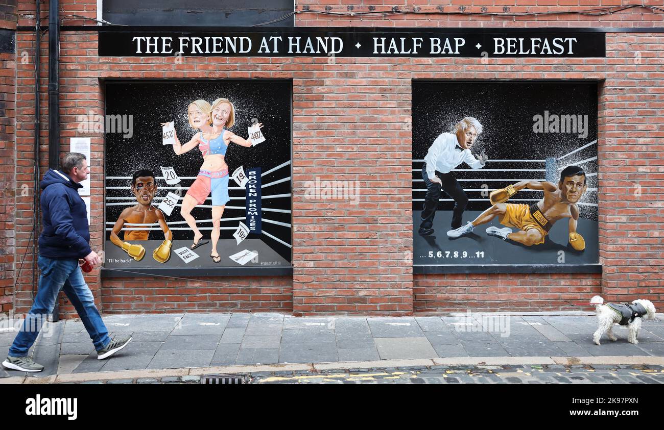 Une fresque représentant la course à la direction du Parti conservateur entre Liz Truss et Rishi Sunak sur Hill Street à Belfast, en Irlande du Nord Banque D'Images