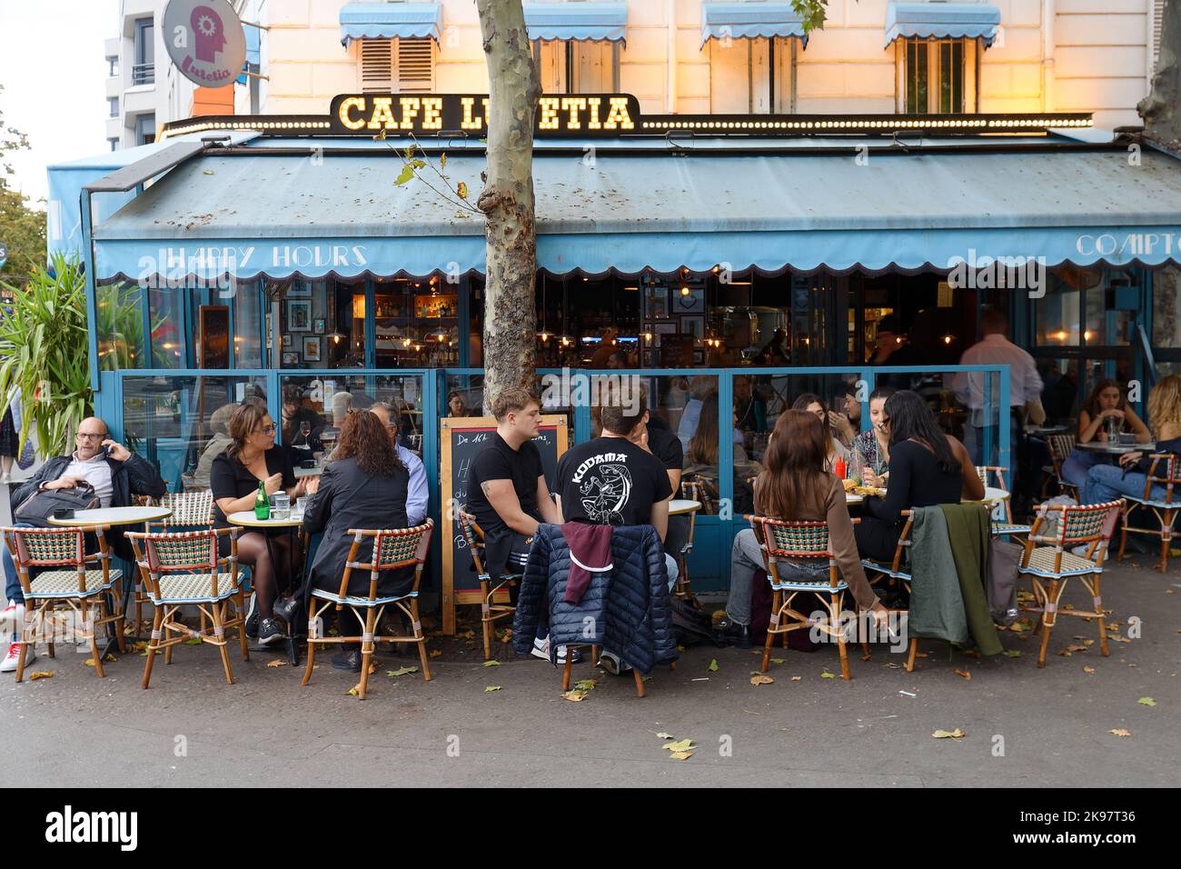 Le café Lutecia est une brasserie qui accueille dans un cadre dédié aux chemins de fer et locomotives. Il est situé dans le quartier 15th de Paris. France. Banque D'Images