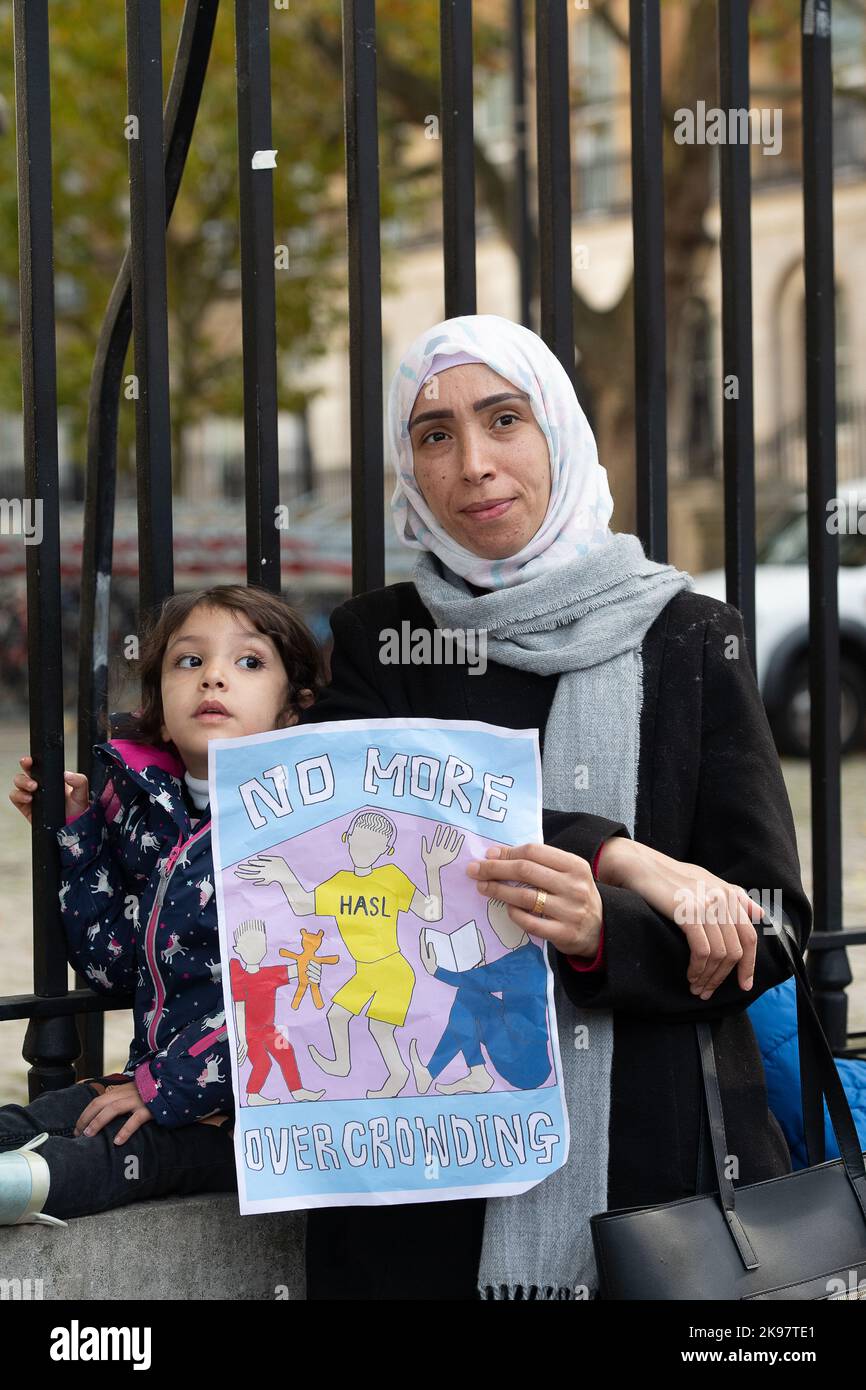 Westminster, Londres, Royaume-Uni. 26th octobre 2022. Des manifestants d'associations de logements de Londres manifestaient aujourd'hui devant Downing Street au sujet de la vie dans des logements temporaires surpeuplés. Certaines familles doivent partager des lits avec leurs enfants et elles demandent au gouvernement de fournir au conseil un logement de trois à cinq chambres. Les familles protestant aujourd'hui, y compris celles de Housing and action Southwark et Lambeth, du Groupe d'action pour le logement de Haringey et de la campagne de E15 sur le logement de Focus. Crédit : Maureen McLean/Alay Live News Banque D'Images