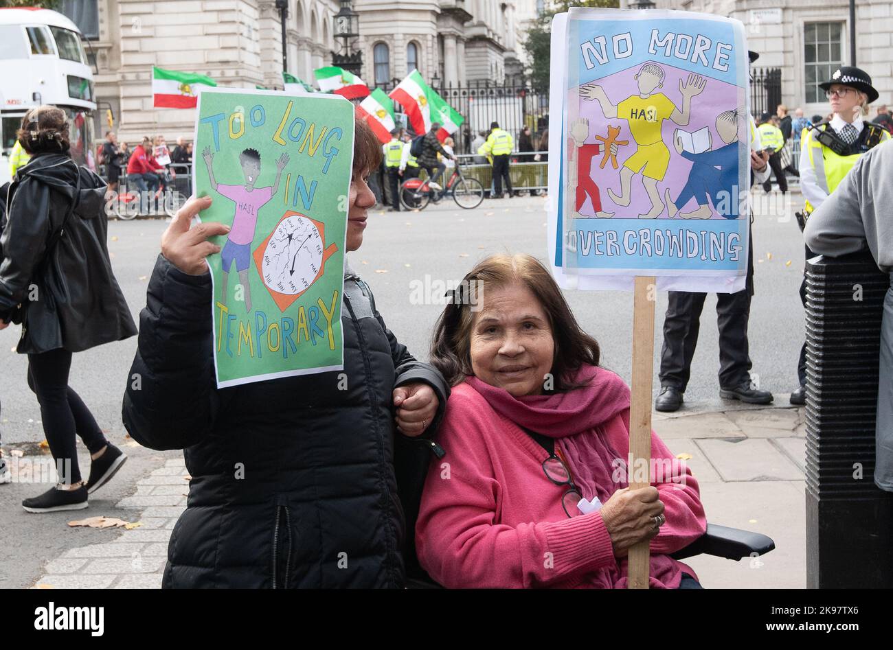 Westminster, Londres, Royaume-Uni. 26th octobre 2022. Des manifestants d'associations de logements de Londres manifestaient aujourd'hui devant Downing Street au sujet de la vie dans des logements temporaires surpeuplés. Certaines familles doivent partager des lits avec leurs enfants et elles demandent au gouvernement de fournir au conseil un logement de trois à cinq chambres. Les familles protestant aujourd'hui, y compris celles de Housing and action Southwark et Lambeth, du Groupe d'action pour le logement de Haringey et de la campagne de E15 sur le logement de Focus. Crédit : Maureen McLean/Alay Live News Banque D'Images