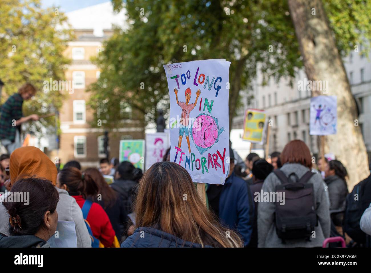 Westminster, Londres, Royaume-Uni. 26th octobre 2022. Des manifestants d'associations de logements de Londres manifestaient aujourd'hui devant Downing Street au sujet de la vie dans des logements temporaires surpeuplés. Certaines familles doivent partager des lits avec leurs enfants et elles demandent au gouvernement de fournir au conseil un logement de trois à cinq chambres. Les familles protestant aujourd'hui, y compris celles de Housing and action Southwark et Lambeth, du Groupe d'action pour le logement de Haringey et de la campagne de E15 sur le logement de Focus. Crédit : Maureen McLean/Alay Live News Banque D'Images