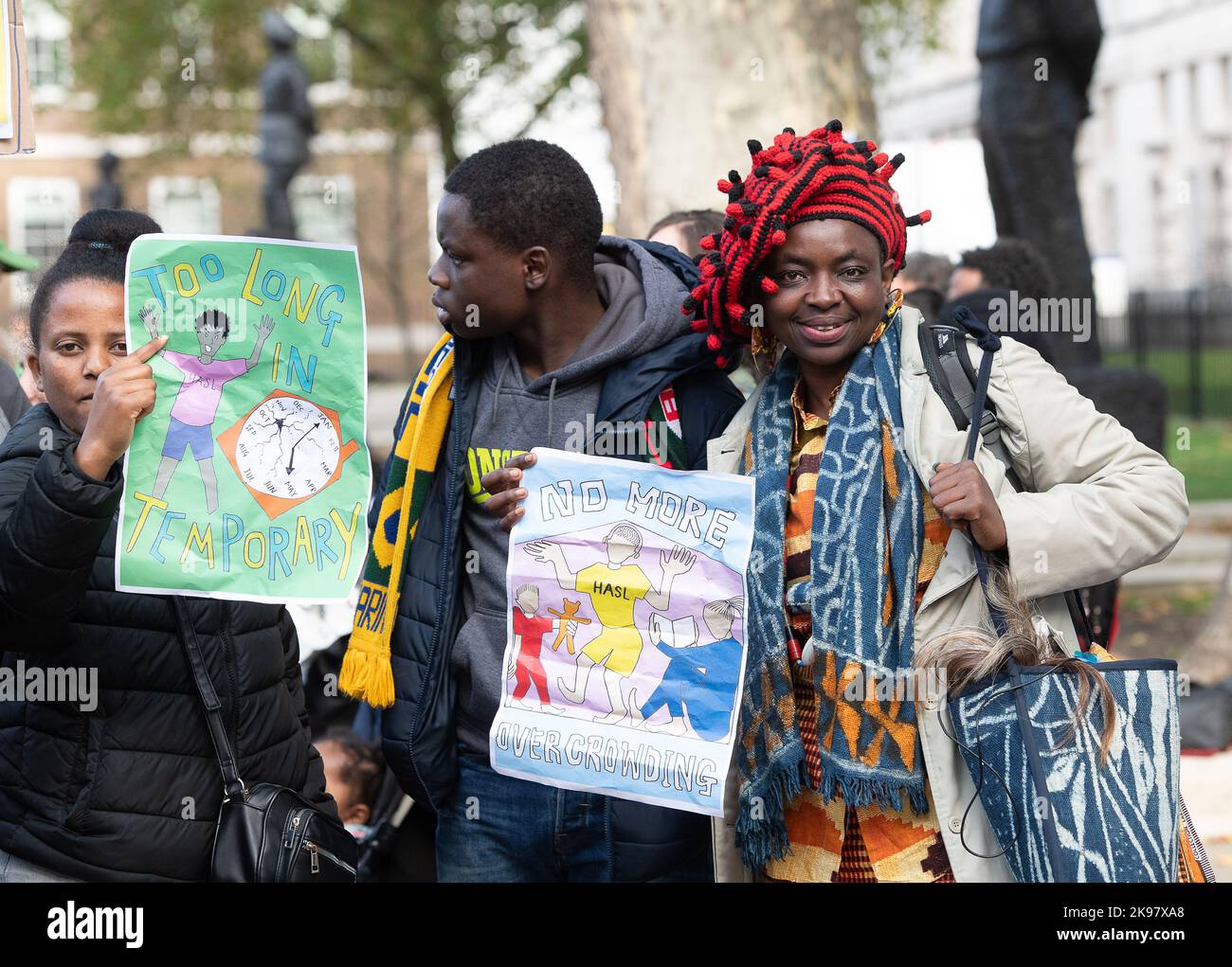 Westminster, Londres, Royaume-Uni. 26th octobre 2022. Des manifestants d'associations de logements de Londres manifestaient aujourd'hui devant Downing Street au sujet de la vie dans des logements temporaires surpeuplés. Certaines familles doivent partager des lits avec leurs enfants et elles demandent au gouvernement de fournir au conseil un logement de trois à cinq chambres. Les familles protestant aujourd'hui, y compris celles de Housing and action Southwark et Lambeth, du Groupe d'action pour le logement de Haringey et de la campagne de E15 sur le logement de Focus. Crédit : Maureen McLean/Alay Live News Banque D'Images