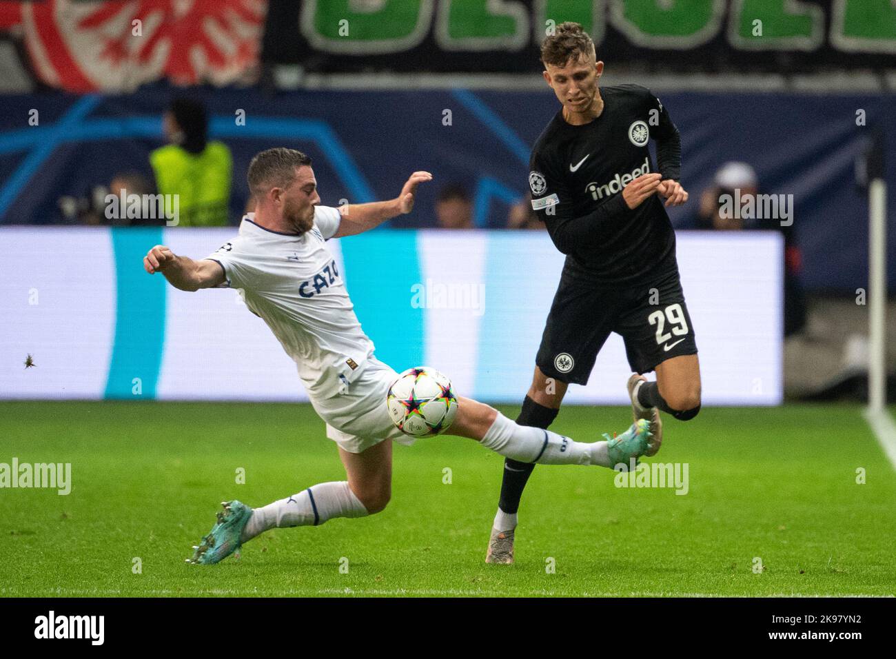 26 octobre 2022, Hesse, Francfort-sur-le-main: Football: Ligue des champions, Eintracht Frankfurt - Olympique Marseille, Groupe D, Matchday 5, Deutsche Bank Park: Jordan Veretout de Marseille (l) contre Jesper Lindström de Francfort. Photo: Sebastian Gollnow/dpa Banque D'Images